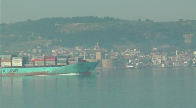 Çanakkale Boğazı'nda transit gemi geçişlerine sis engeli