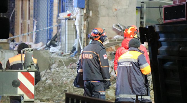Çöken binada enkaz kaldırma çalışmaları sürüyor