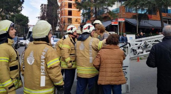 Kadıköy'de yangında mahsur kalan 2 kadını itfaiye kurtardı