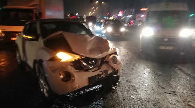 Ters yönden karşıya geçmeye çalışan araç, trafiği birbirine kattı