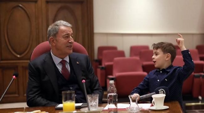 Bakan Akar: Şehitlerimiz baştacıdır... Küçük Talha: Mesela benim babam...