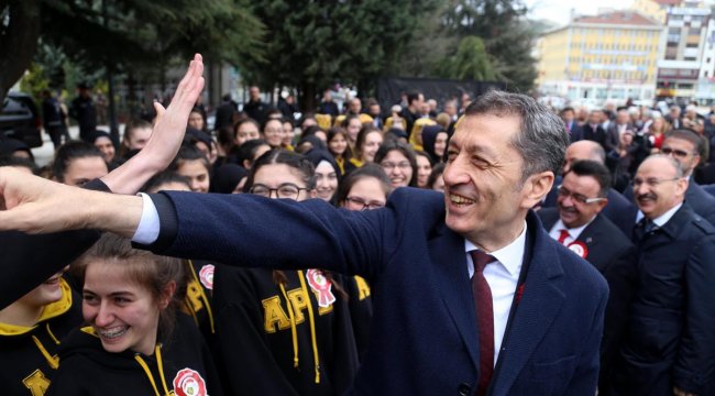 Bakan Selçuk'un öğrencilerle gülümseten diyaloğu