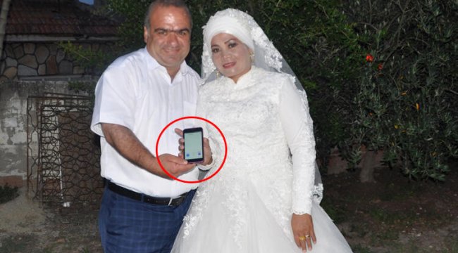Böyle evlilik görülmedi! Ellerindeki bu telefon olmasa...