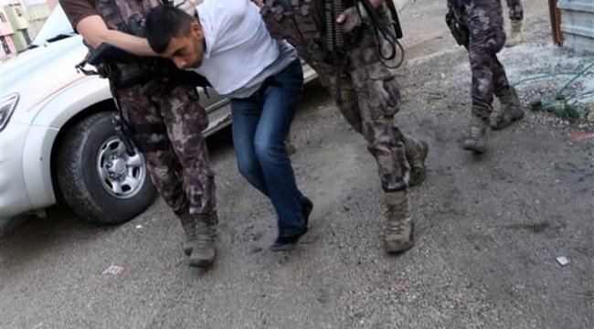 Bu sabah neye uğradıklarını şaşırdılar! Şafak baskınında damdan kaçmaya çalıştı