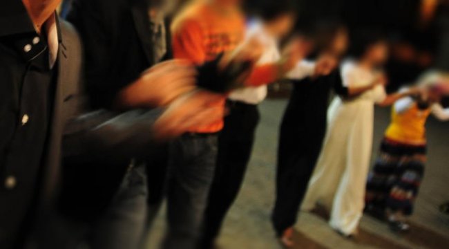 Eskişehir'de halay çekenlere otomobil çarptı
