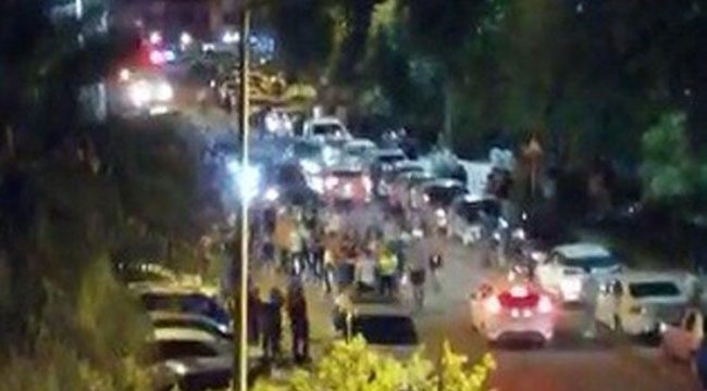 Genç kızlara laf attılar, ortalık karıştı! Çok sayıda gözaltı var…