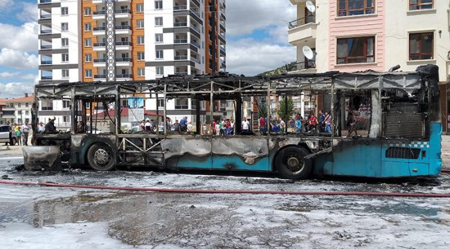 Halk otobüsü seyir halindeyken alev aldı, facianın eşiğinden dönüldü