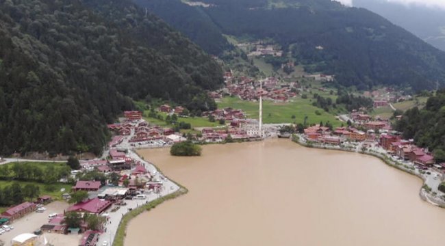 Uzungöl'ün rengi şaşırttı