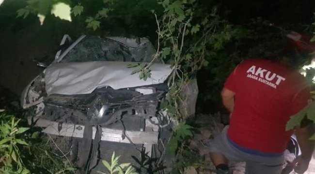 Balayındaki çift otomobille uçuruma yuvarlandı