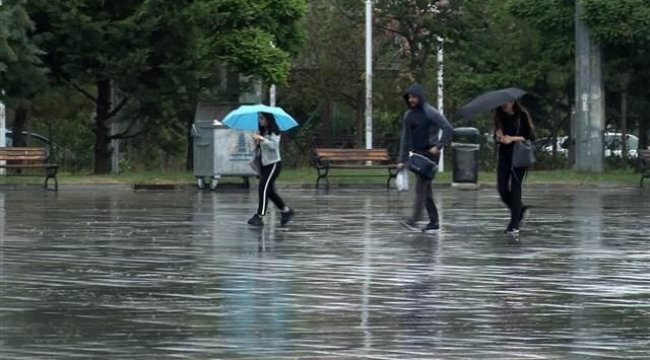 İstanbul'da sağanak yağış vatandaşlara zor anlar yaşattı
