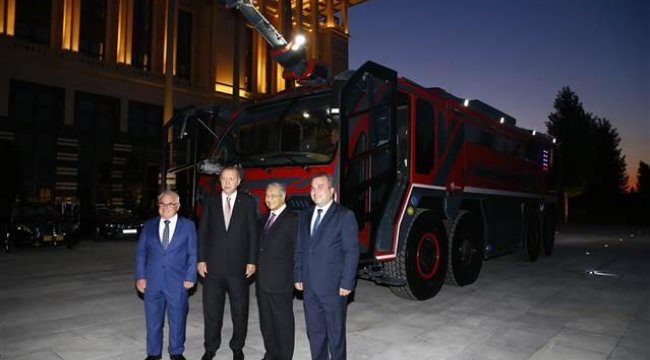 Malezya Başbakanı Mahathir Ankara'da yerli üretim itfaiye aracını inceledi