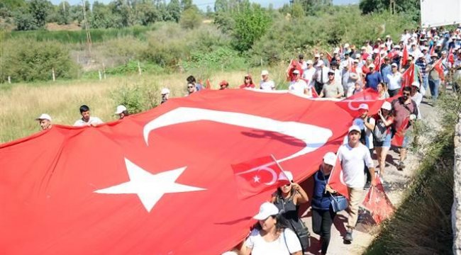 Menderes'in köyünde 15 Temmuz yürüyüşü