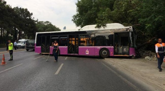 Son dakika... Büyükdere Caddesi'nde halk otobüsü duvara çarptı