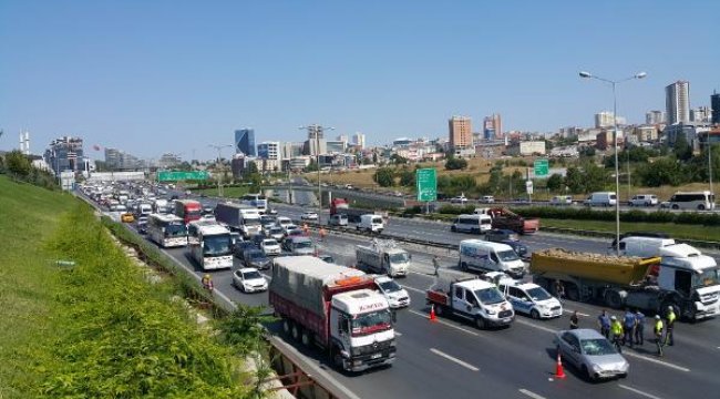 Son dakika... TEM Otoyolu'ndaki zincirleme kaza trafiği kilitledi