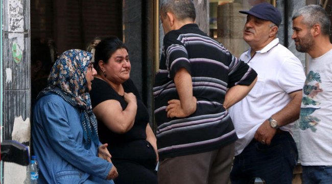 Yolda yürürken kafasına çöp dolu poşet düştü