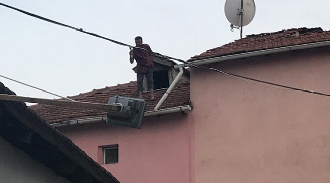Camları kırdı, eşyaları yaktı! Elinde baltayla çatıya çıktı...