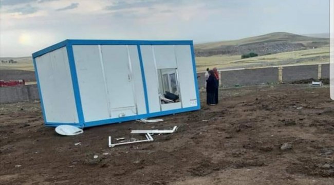 Fırtınadan korunmak için konteynere girdi! Dehşeti yaşadı