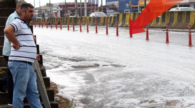 Yağmur yağınca yol köpürdü, gören şaştı kaldı!