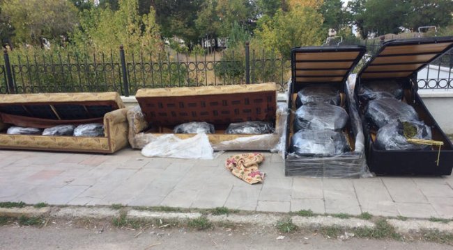 Baza ve kanepeden 105 kilo esrar çıktı