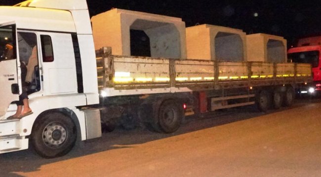 Suriye sınırına beton blok sevkiyatı