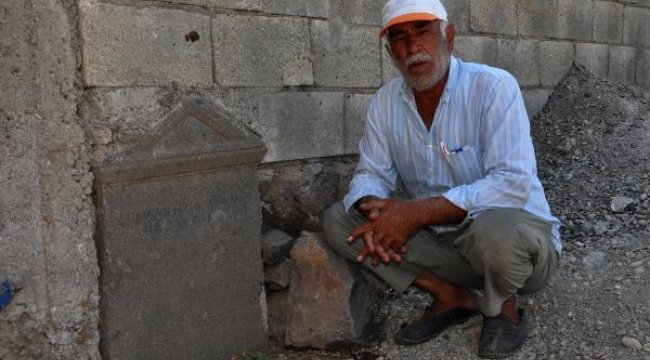 Tesadüfen fark ettiler! Bahçe duvarında tarihi keşif
