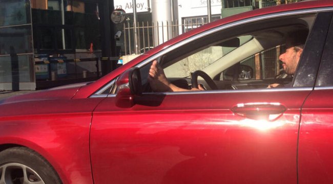 Trafikte 'pes' dedirten görüntü