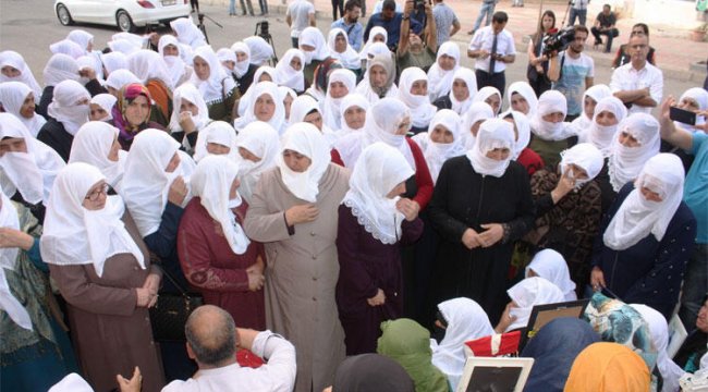 Beyaz tülbentli annelerden HDP önündeki ailelere destek