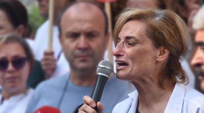 Boğazı kesilen doktorun annesi, açıklama sırasında fenalaştı