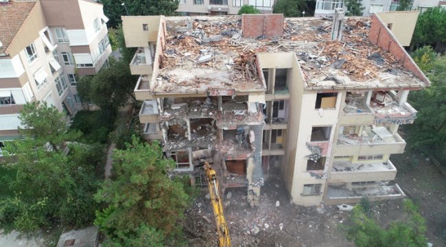 Büyükçekmece'de riskil binalar kentsel dönüşüm kapsamında yıkıldı