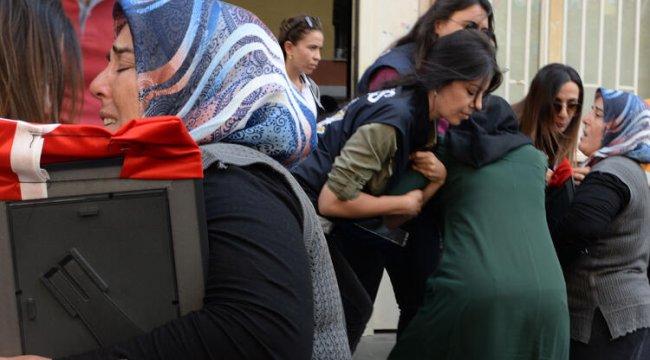 Diyarbakır’daki eylemde hareketli anlar! İki anne HDP binasına girmek istedi…