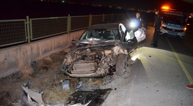 Otomobil üniversite bahçesinin duvarına çarptı: 3 yaralı