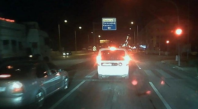 Polisler trafikte tartışırken gözaltındaki şüpheli ekip aracıyla kaçtı