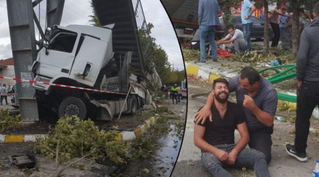 Son dakika... Pamukova'da TIR durağa daldı: 2 ölü, 4 yaralı
