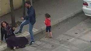 Herkesin Gözü Önünde Kadını Tekme Tokat Dövdü!