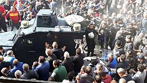 Polis zanlıyı olay yerinden zırhlı araçla çıkardı