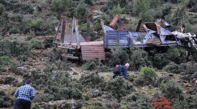 80 metreden yuvarlanan TIR'ın şoförü yaralandı
