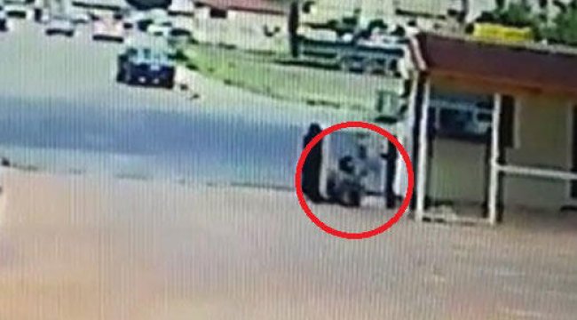 Görüntü Hatay'da çekildi! Rüzgarın savurduğu kadın kulübeye çarptı