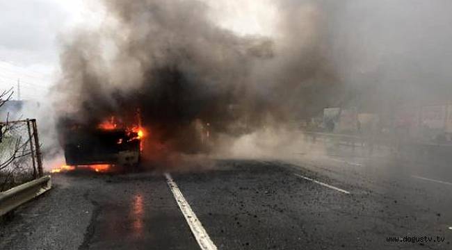 İstanbul'da Seyir Halinde Olan Minibüs Alevler İçinde Kaldı!