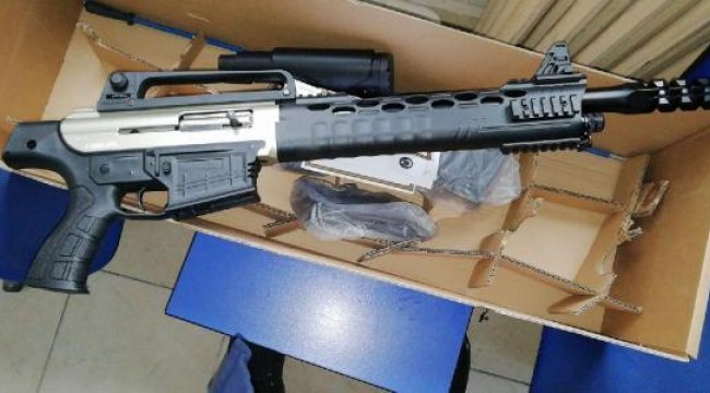 Kargo kutusundan ruhsatsız av tüfeği çıktı: 2 gözaltı