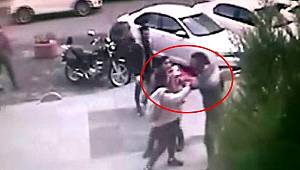 Minibüsten İnip, Kadın Yolcuları Darp Etti