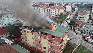 4 katlı binanın çatısında çıkan yangın 2 saatte söndürüldü