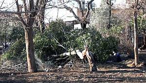 Adana’da fırtına, çatıları uçurdu