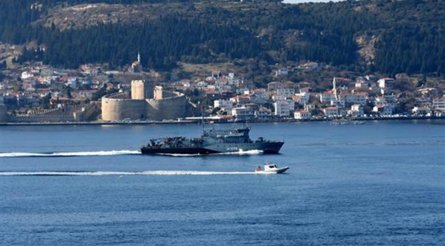 Alman savaş gemisi Çanakkale Boğazı’ndan geçti