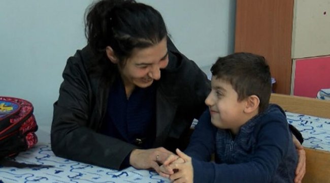 Anne kucağında onlarca basamak çıkan DMD'li öğrencinin sınıfı taşındı