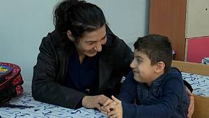 Anne kucağında onlarca basamak çıkan DMD'li öğrencinin sınıfı taşındı