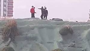 Araçlara taş atan gençleri görüntüledi