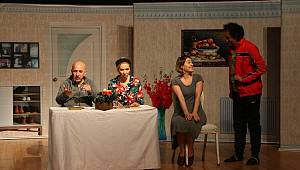 ‘Bizim Evde 2 Devre’ Oyunu İzleyicileri Kahkahaya Boğdu