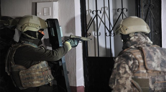 Bursa’da bin polisle şafak operasyonu; çöp evden uyuşturucu çıktı
