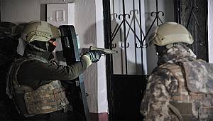 Bursa’da bin polisle şafak operasyonu; çöp evden uyuşturucu çıktı