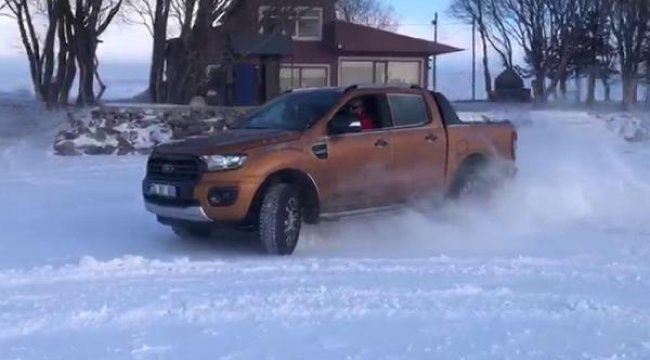 Buz tutan Çıldır Gölü'nde drift yaptılar